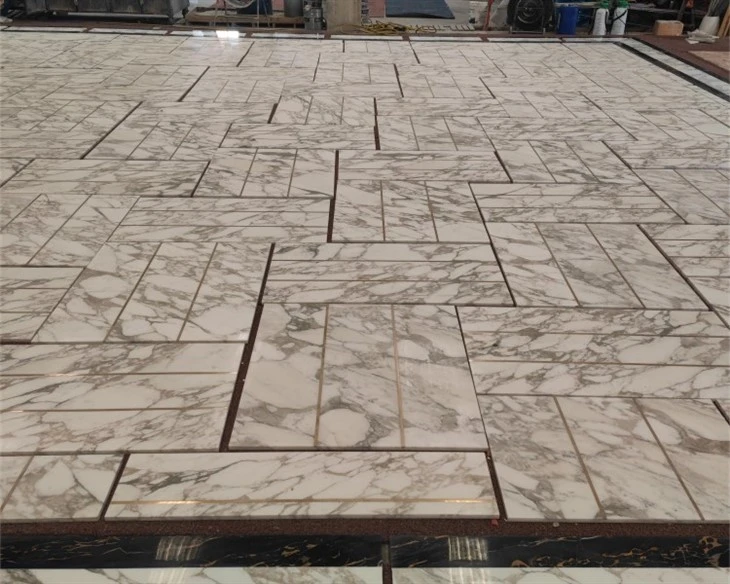 Calacatta Gold Marble With Strip Copper